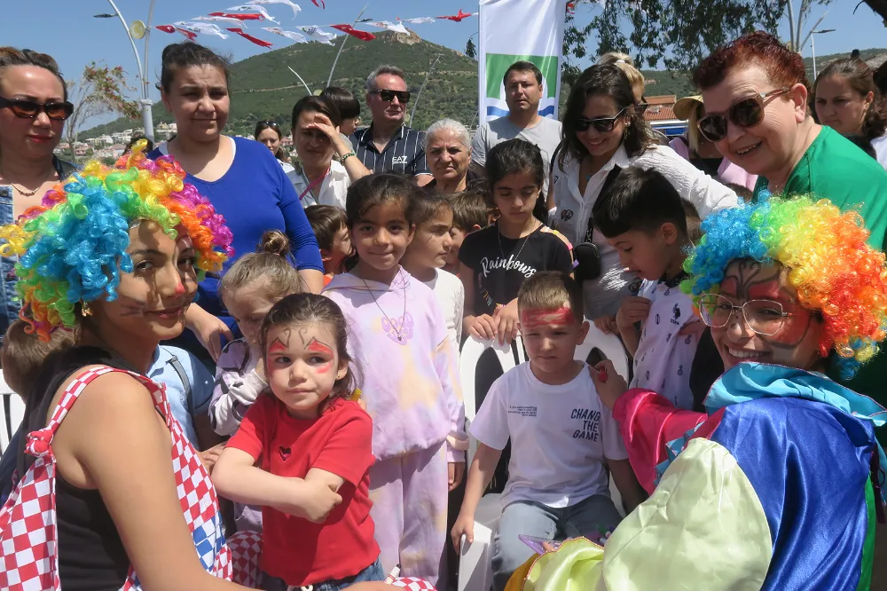 FOÇA’DA ÇOCUKLAR DOYASIYA EĞLENDİ