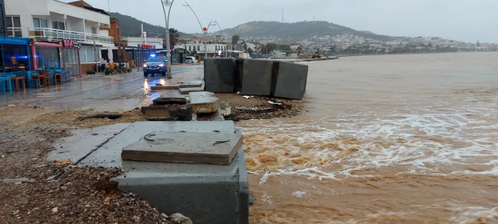 Foça’da Sağanak Alarmı: Metrekareye 122,8 Kilo Yağış Düştü 