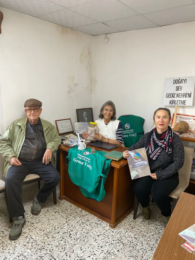 Foça’da STK’lara Tahliye Krizi: Yerel Tohum Vakfı ve Kooperatifler Bina Önünde Toplandı