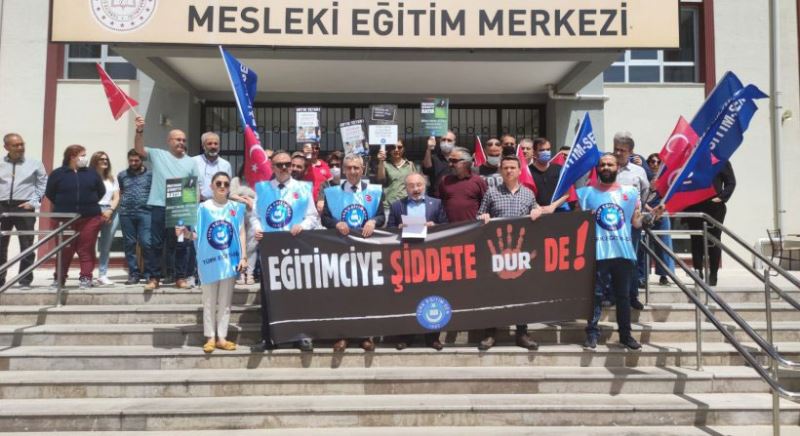 ÖGRETMENE SIDDET ARTIYOR ÖGRETMENLER "SIDDETE HAYIR” DIYOR