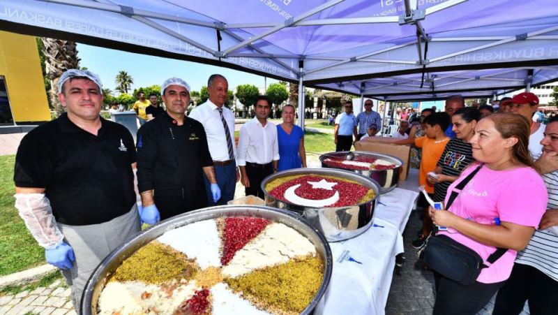 Büyüksehir Belediyesi asure bereketini 12 bin kisiyle paylasti